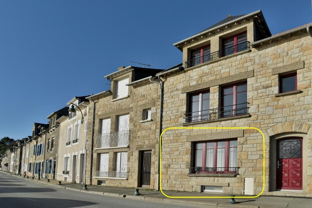 L'ostra 0, Standing Front De A Sur Le Port De La Houle *